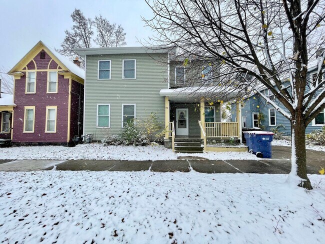 Foto del edificio - Four Bedroom Home in Southeast Grand Rapids