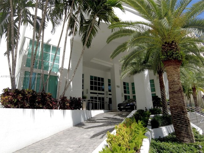 Building Photo - 950 Brickell Bay Dr