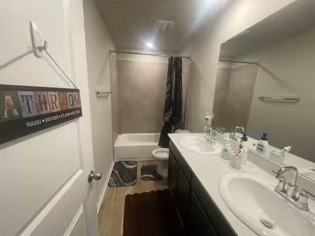 Foto del edificio - 14300 Castleford Dr