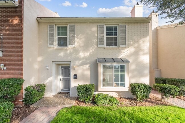 Building Photo - FURNISHED OR UNFURNISHED - Charming Townhome!