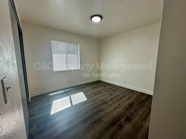 Foto del edificio - 21490 Bear Valley Rd