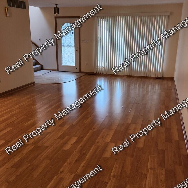 Building Photo - Three Bedroom Munster Home