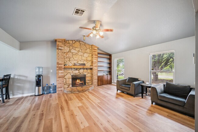 Foto del edificio - 1615 N Briarwood Dr