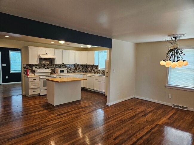 Building Photo - Available Now! 3BR/2BA Home In West End - ...