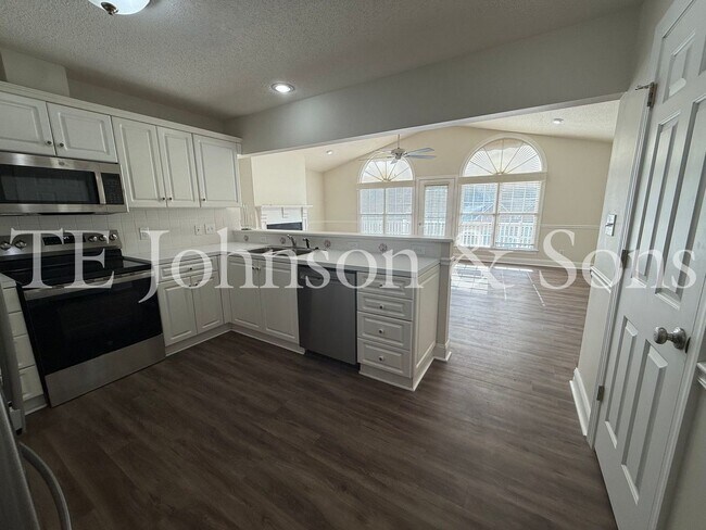 Foto del edificio - Spacious 3BR Home with Vaulted Ceilings, Gas Logs & Two Car Garage in Winston-Salem