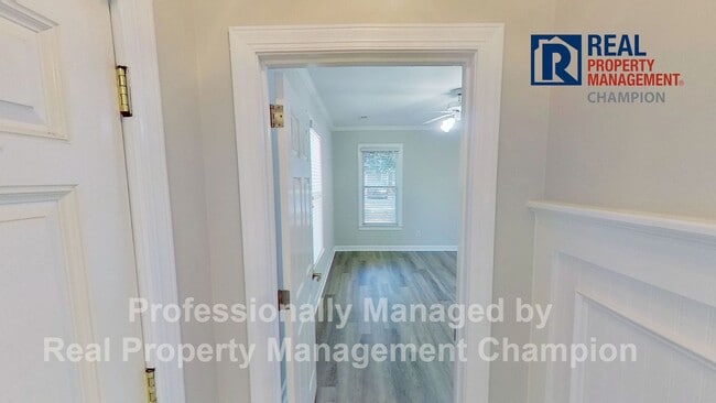 Building Photo - Fabulous End Unit Townhome with Three Master Bedrooms