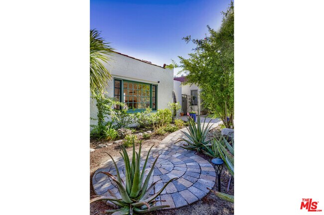 Foto del edificio - 3472 Rowena Ave