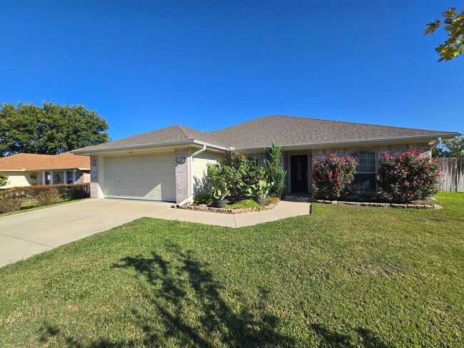 Foto del edificio - AVAILABLE NOW!