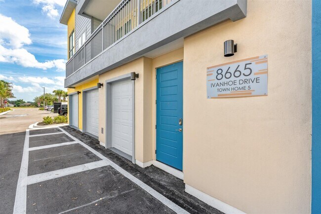 Building Photo - 8665 Ivanhoe Dr