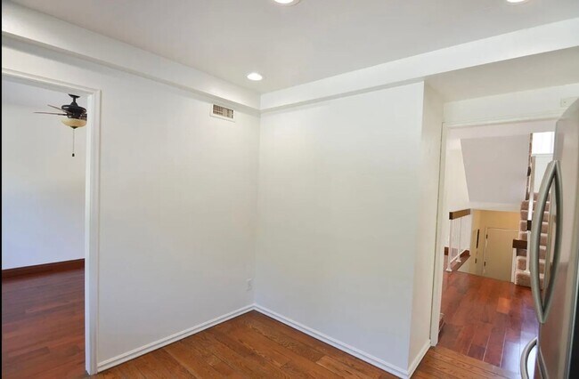 Foto del edificio - 3-Bedroom Townhome in Prime Calabasas Loca...