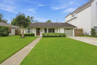 Building Photo - 2207 Saxon Dr