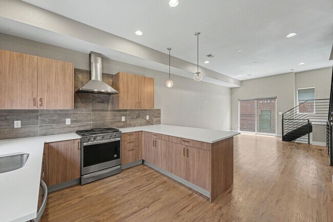 Foto del edificio - 2 Bed, 1 Bath Townhouse with Roof Top Deck