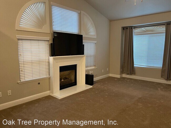 Foto del edificio - 3 br, 2 bath House - 10432 N. Woodrow Avenue