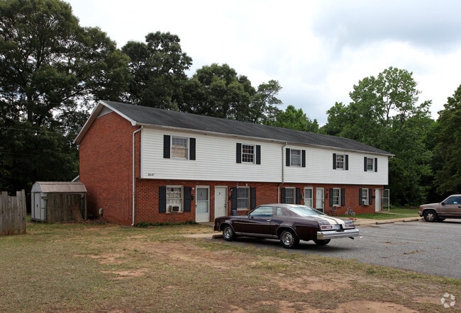Building Photo - Oak Tree Apartments and Townhomes