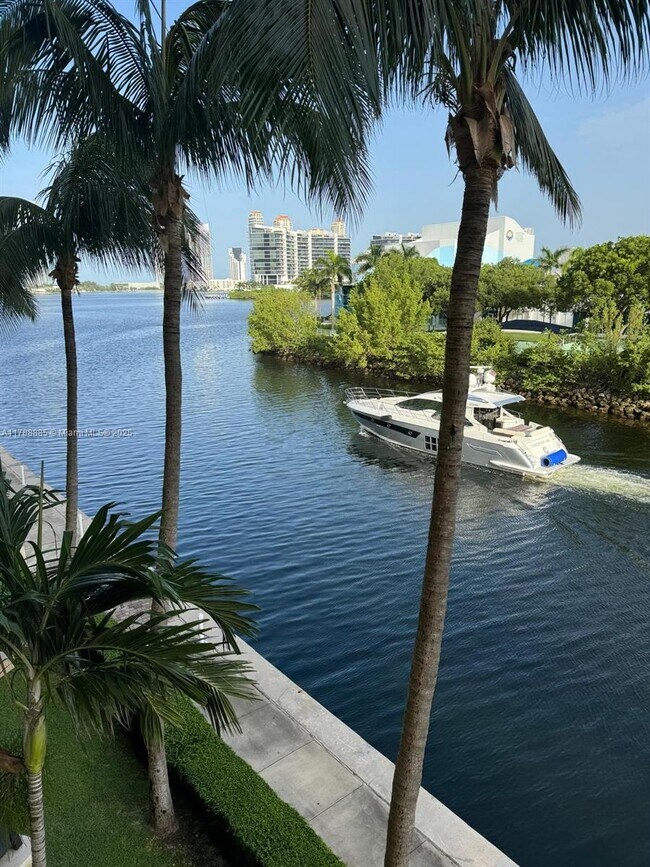 Foto del edificio - 3330 NE 190th St