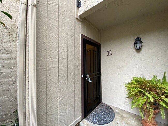 Building Photo - Spacious 2 Bedroom/ 2 Bath in the Highly D...