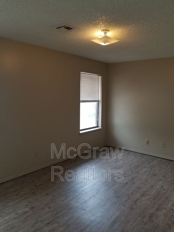 Building Photo - 2609 Oakhurst Dr