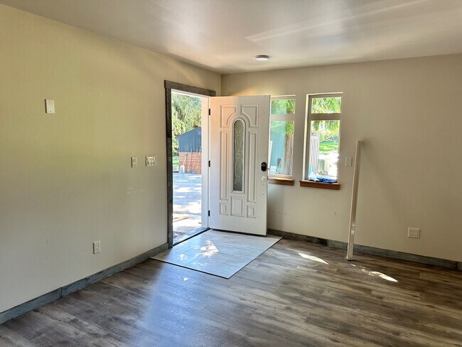 Building Photo - 1252 Paradise Rd