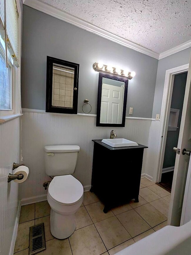 Building Photo - Remodeled, pet-friendly 2br/1ba house with...