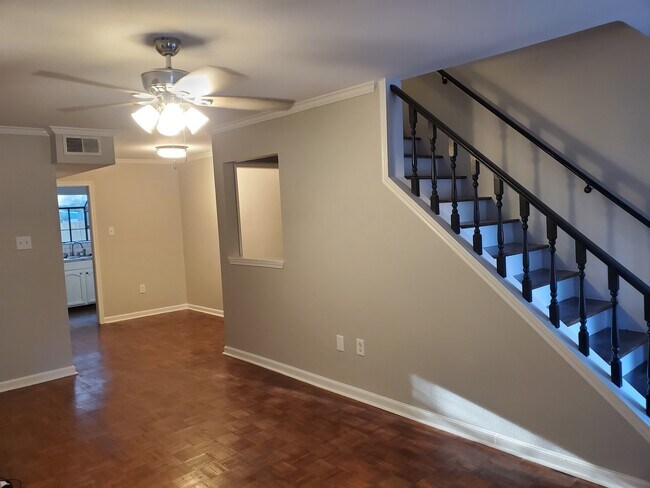 Foto del edificio - 422 Longwood Ct