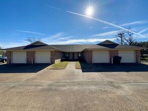 Building Photo - 1627 Breezy Dr