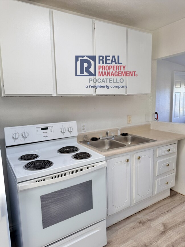 Foto del edificio - 5 bed 1.5 bath house - Pet Friendly