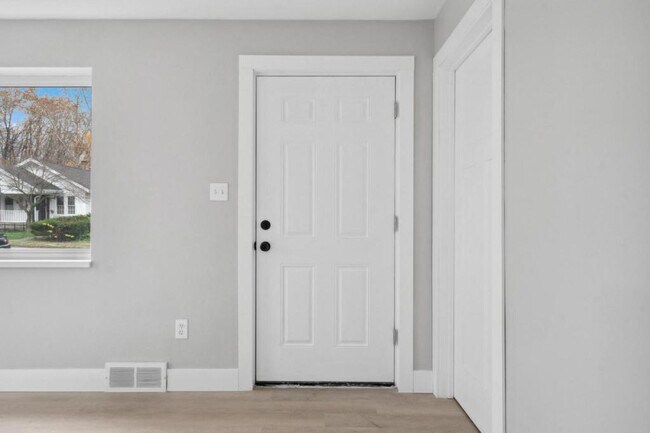 Building Photo - 844 Alverno Ave