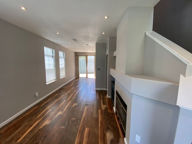 Foto del edificio - ALMADEN LAKE - Updated townhome with centr...