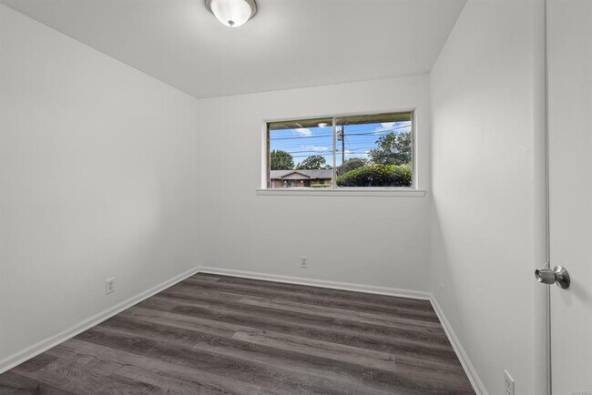 Building Photo - 426 Brookview Dr