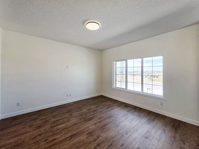 Building Photo - 9735 Huxbury Dr NE