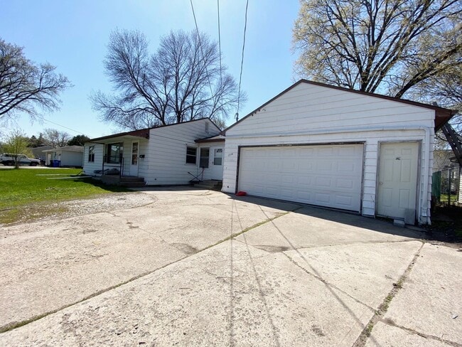 Building Photo - 5 Bedroom in North Fargo