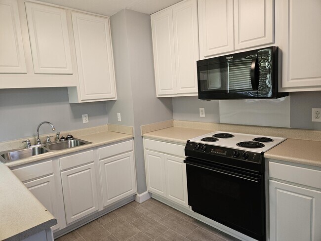 Building Photo - 3858 Red Oak Dr