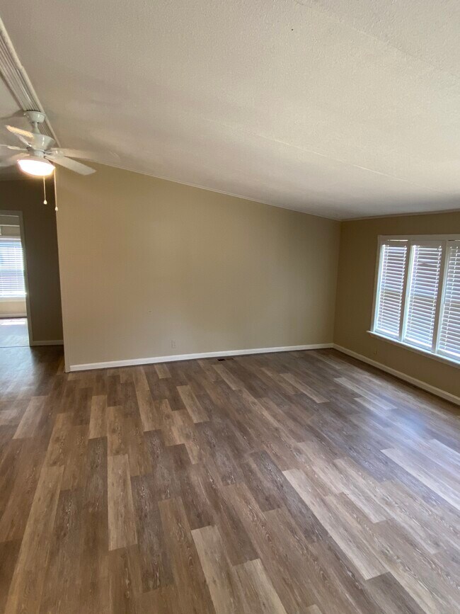 Sala de estar - 204 Romero St