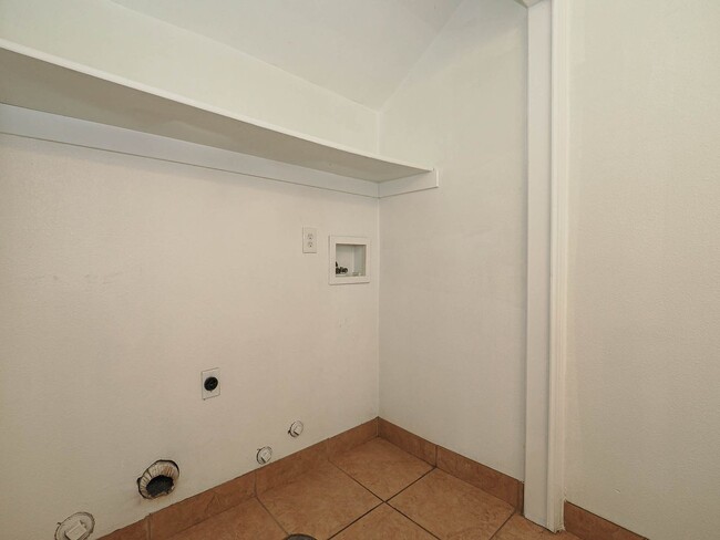 Building Photo - RES_LI_1683