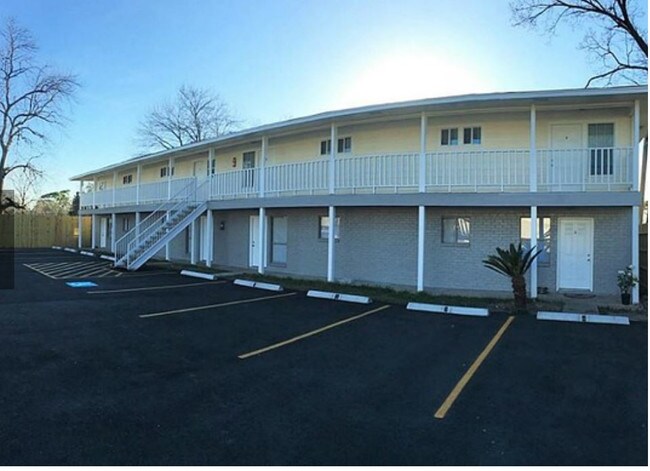 Building Photo - Oaks at Bonham