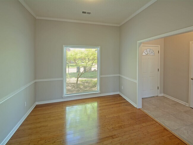 Foto del edificio - 3 Bedroom with BONUS room, 2 bathrooms. Ne...