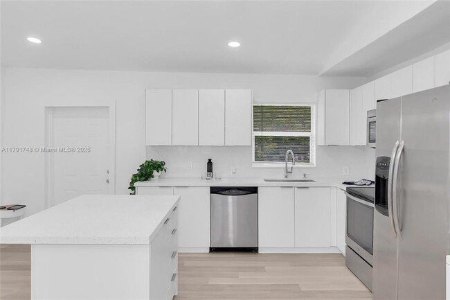 Building Photo - 3413 SW 12th Ct