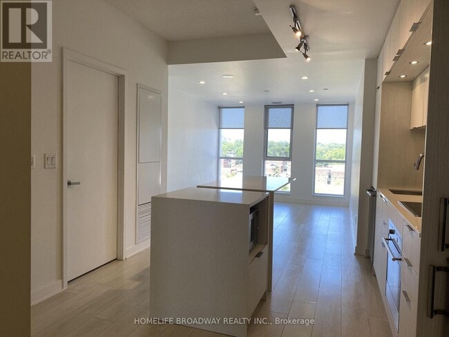 Building Photo - 170 Sumach St