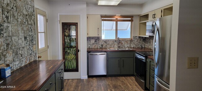 Foto del edificio - 10619 W Salem Dr