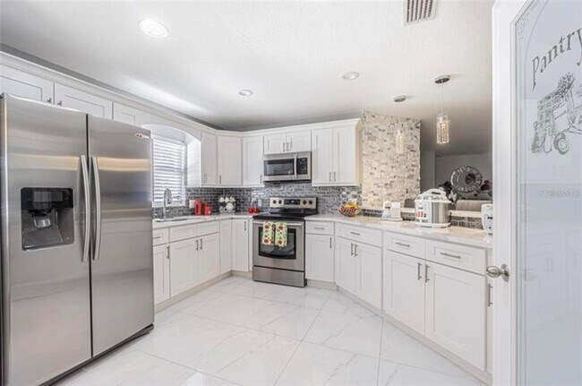 Building Photo - 710 Zella Ln