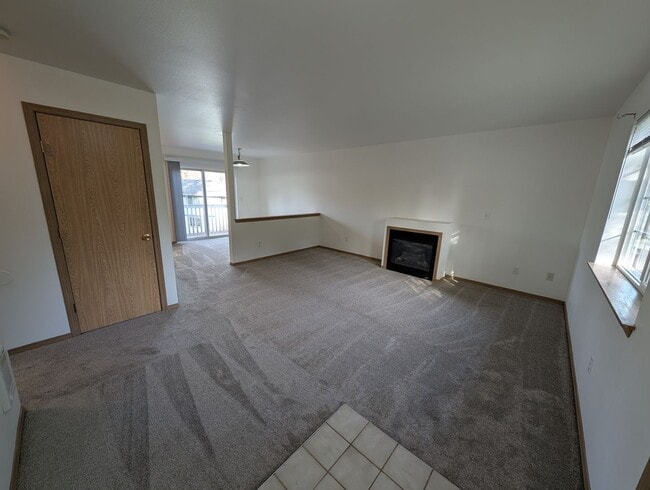 Foto del edificio - Centrally Located 3 Bedroom Triplex Unit Avail. for Rent - W/S/G paid with rent