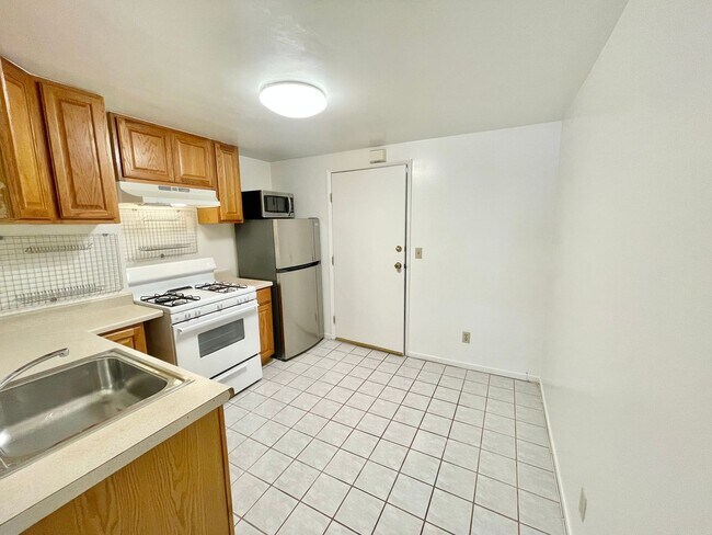 Foto del edificio - Charming Garden Apartment w/Deck, Prime Inner Richmond Location PROGRESSIVE