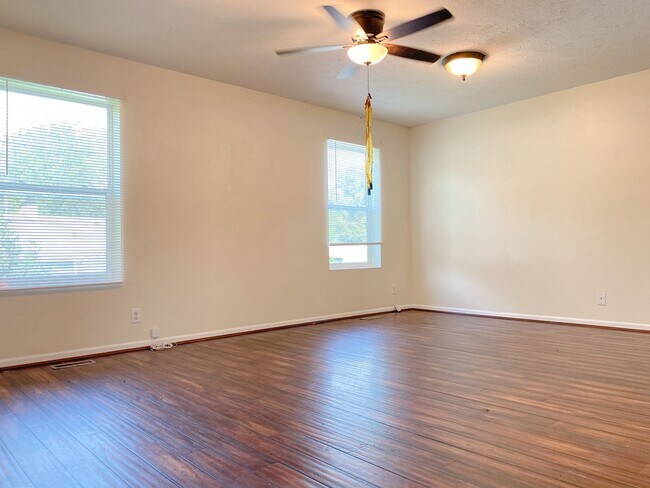 Foto del edificio - Stunning 5 bedroom, 2 bathroom house!