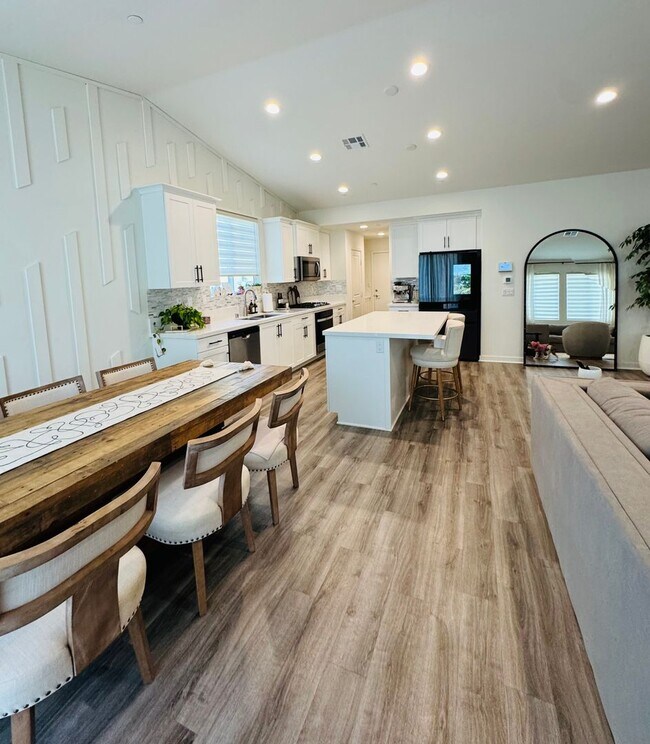 Foto del edificio - 5 Bedroom Home for Rent in Winchester