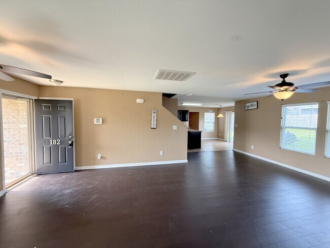 Foto del edificio - 182 Forestbrook Dr