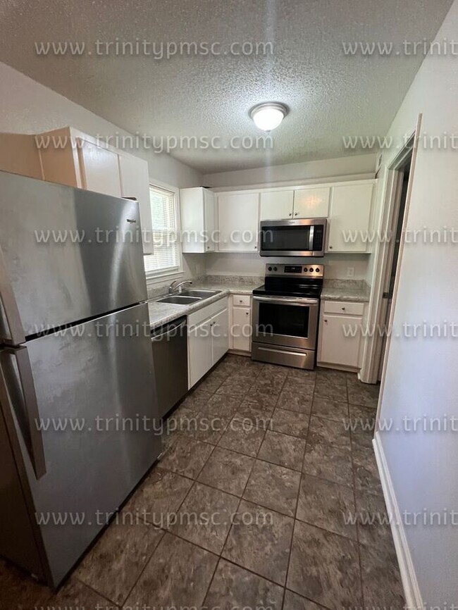 Foto del edificio - Gorgeous, upgraded and refurbished townhome across from Erskine College!