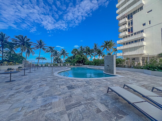 Foto del edificio - 8925 Collins Ave