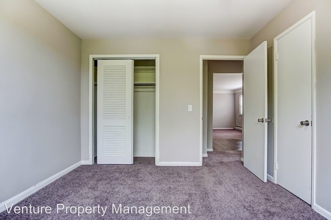 Foto del edificio - 7815-7821 Dawn Rd