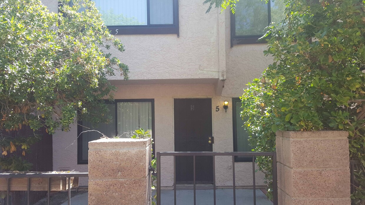 Primary Photo - Near UNLV - 3 bed townhouse with front pat...