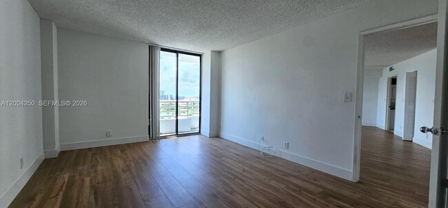 Foto del edificio - 3300 NE 192 St